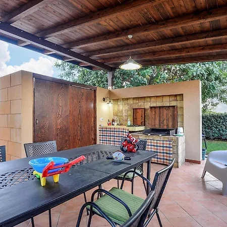 בית נופש 2 Bedroom Awesome In מרינה די מודיקה